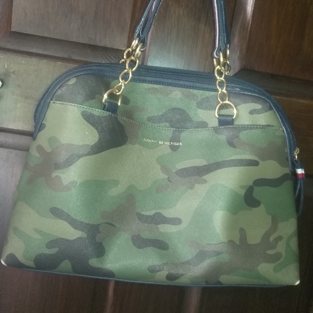 Tommy Hilfiger army purse !!